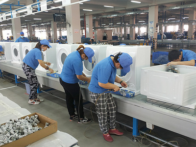 高效率!员工们忙碌地开展巴西客户的衣物烘干机生产工作